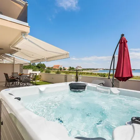 Dom wakacyjny Luxurious Holiday In Privlaka With Jacuzzi *