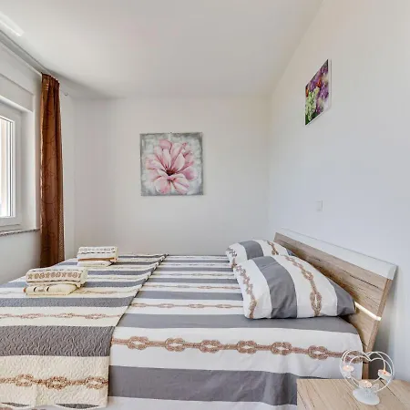 Holiday home Luxurious Holiday In Privlaka With Jacuzzi